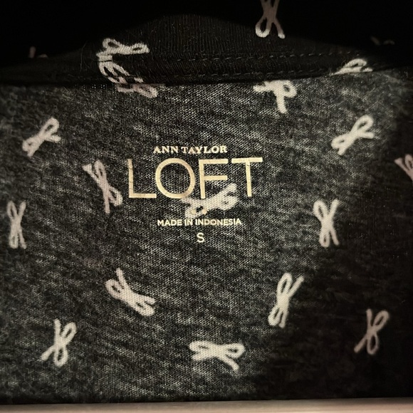 Loft Ann Taylor Black Pocket Tee W/ Bow Print Detail Size Small - Picture 3 of 5